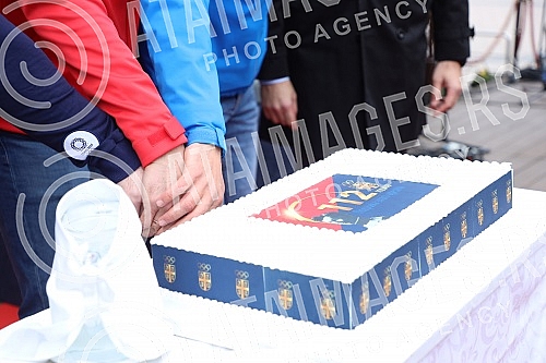 The 112th birthday of the Olympic Committee of Serbia was marked on the plateau in front of the Hotel Moskva.112. rodjendan Olimpijskog komiteta Srbije obelezen je na platou ispred hotela Moskva.