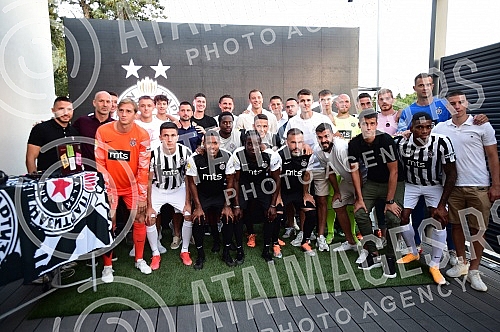 The official promotion of the new set of Nike FK Partizan jerseys for the 2022/23 season was held in the VIP Lounge above the center line of the Partizan stadium.Svecana promocija nove garniture Nike dresova FK Partizan za sezonu 2022/23 odrzana je