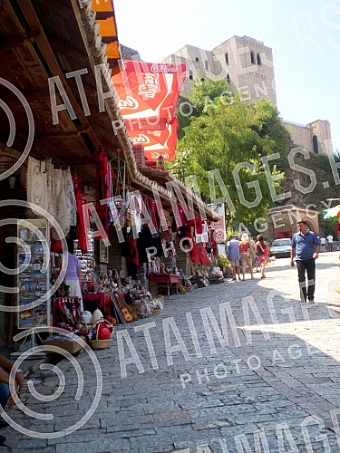 Kroja is a town in Albania and the seat of the area of the same name, best known as the fortification of Djuradj Kastriot Skenderbeg, a hero from the time when the city persistently offered resistance to the Ottoman Turks.
Kroja je gradicc u Albanij Kroja is a town in Albania and the seat of the area of the same name, best known as the fortification of Djuradj Kastriot Skenderbeg, a hero from the time when the city persistently offered resistance to the Ottoman Turks.
Kroja je gradicc u Albanij