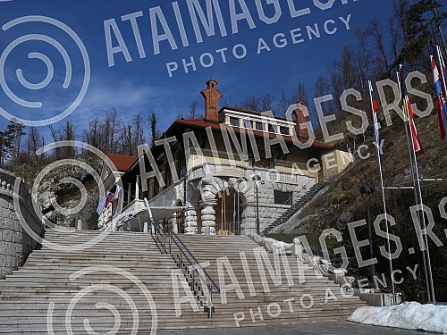 Postojna Cave, the largest exhibition cave in Europe, is located near the town of Postojna.Postojnska jama, najveca izlozbena pecina u Evropi, nalazi se kod grada Postojne.