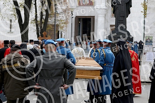 The coffin with the remains of Patriarch Irinej arrives at the Temple of Saint Sava.
Kovceg sa zemnim ostacima patrijarha Irineja stize u Hram Svetog Save. The coffin with the remains of Patriarch Irinej arrives at the Temple of Saint Sava.
Kovceg sa zemnim ostacima patrijarha Irineja stize u Hram Svetog Save.