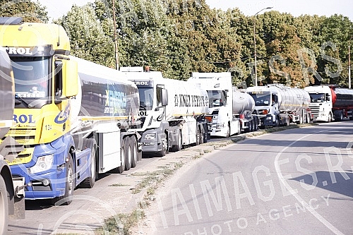 Farmers used tractors to block the bridge over the Thames in Pancevo.Poljoprivrednici su traktorima blokirali most na Tamisu u Pancevu.