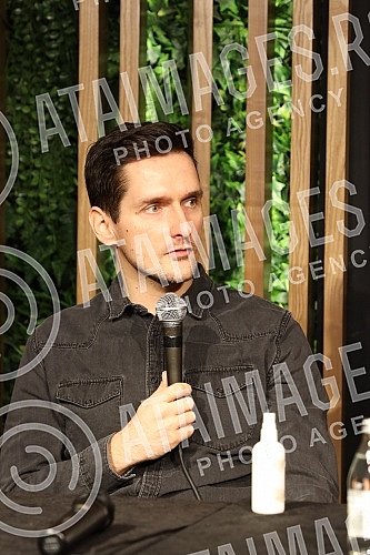 A press conference on the occasion of the concert of the SARS group in Kombank Hall was held at the Club Lisbon.Konferencija za medije povodom koncerta grupe SARS u Kombank dvorani, odrzana je u Klubu Lisabon.\