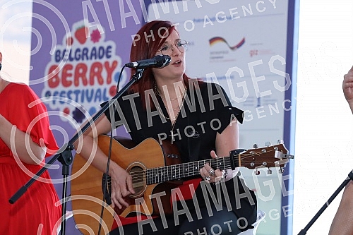 The performance of the group Frajle is part of Berry Fest, the first festival of strawberry fruit in Belgrade.Nastup grupe Frajle su sklopu Berry festa, prvog festivala jagodastog voca u Beogradu.