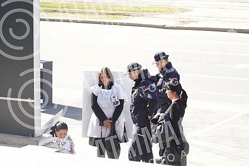 In front of the main entrance to the Palace of Justice came Sanja Mihajlovic Mara Halabrin, organized on Saturday by 