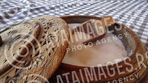 Wooden bowl with salt and spoon in it. So i kasika u drvenoj ciniji.