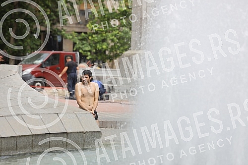 A migrant from Kuwait is bathing in a fountain on Nikola Pasic Square.Migrant iz Kuvajta se kupa u fontani na Trgu Nikole Pasica.