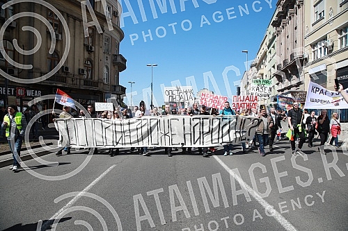 The protest against e-fiscalization on the markets of Serbia started in front of TC Usca, and then the participants in the protest crossed Branko's bridge and headed towards the building of RTS.Protest protiv e-fiskalizacije na pijacama Srbije kren