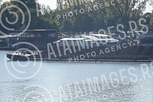 Coal on a barge sails down the Sava River in the direction of Obrenovac in order to ensure the smooth operation of the Obrenovac thermal power plants.Ugalj na barzi plovi rekom Savom u pravcu Obrenovca kako bi se obezbedio nesmetan rad obrenovackih
