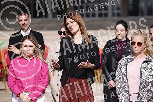 Kreni - promeni initiative organized a performance and a media conference in front of the Palace of Serbia.Inicijativa Kreni-Promeni organizovala je performans i konferenciju za medije ispred Palate Srbija.