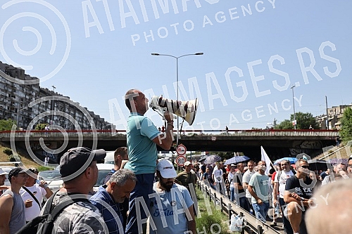 Workers of Kragujevac's Fiat blocked the highway near the Sava Center in Belgrade, as they announced because even after several rounds of negotiations they did not reach a solution with the Government of Serbia and the company on guarantees that ther