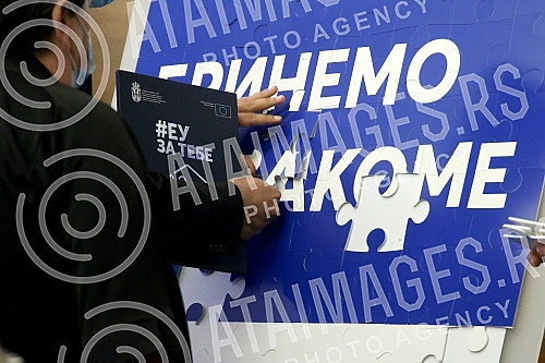 The ceremony of handing over the agreement on the EU donation of 10.2 million euros for 19 local self-government units for social housing and active inclusion projects was held in the Club of Deputies.Ceremonija urucivanja sporazuma o donaciji EU o