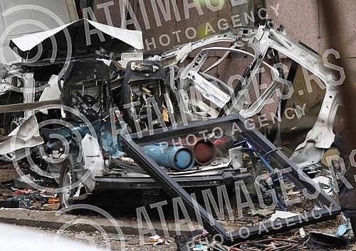 An accident occurred in front of the RTS building this morning when a welding bottle exploded, two workers were injured and one lost his life.Ispred zgrade RTS-a jutros se dogodila nesreca kada je boca za varenje eksplodirala, dva radnika su povred