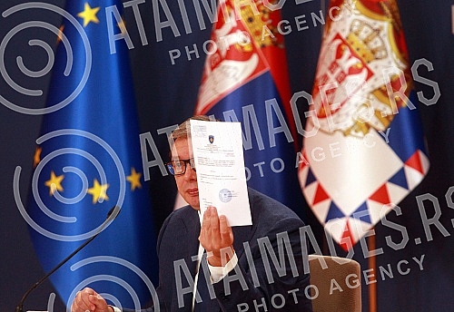 After the meeting with Serbs from Kosovo and Metohija, the President of the Republic of Serbia, Aleksandar Vucic, addressed the public and spoke about the negotiations in Brussels and the situation in Kosovo and Metohija.Posle sastanka sa Srbima sa