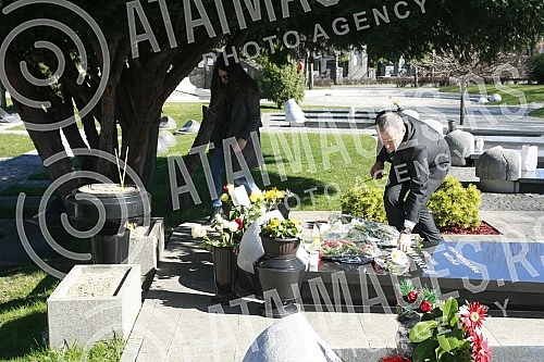 Members of the New Party laid a wreath at the grave of slain Prime Minister Zoran Djindjic.Clanovi Nove stranke polozili su venac na grob ubijenog premijera Zorana Djindjica.