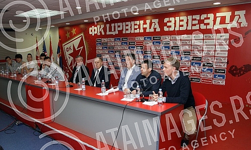 Konferencija povodom potpisavanja ugovora o saradnji izmedju FK Crvena Zvezda i 12 skola fudbala iz Srbije odrzana u medija centru FK Crvena Zvezda na stadionu `Rajko Mitic`.