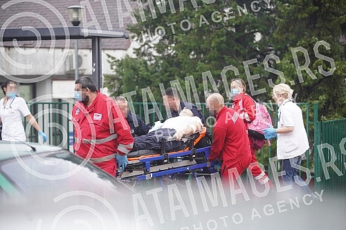 After the attack on the police officers, they were taken care of at the Sremcica Health Center, from where they were transferred to the Emergency Center.Posle napada na policijske sluzbenike oni su zbrinuti u Domu zdravlja Sremcica, odakle su potpo