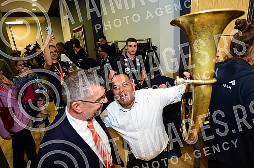 After winning the gold at the world championship, the volleyball players of Serbia were warmly welcomed at the M hotel.Posle osvojenog zlata na svetskom prvenstvu, odbojkasice Srbije svecano su docekane u hotelu M. 