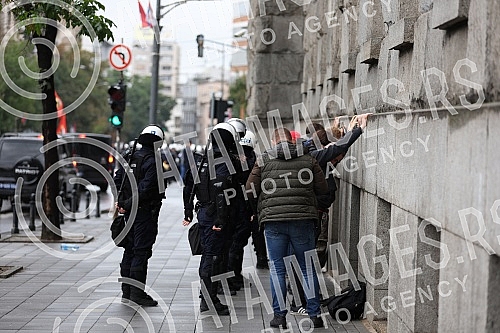 The police blocked the opponents of Europride in the central city streets, and some of them were detained.Policija je blokirala protivnike Europrajda u centralnim gradskim ulicama, a neki od njih su i privedeni.