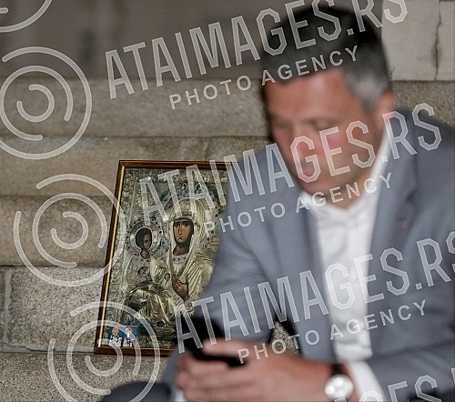 Several members of the Serbian Parliament have started a hunger strike.Nekolicina poslanika u Skupstini Srbije zapocelo je strajk gladju.