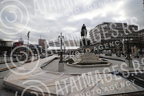 The installation of skating rinks on the Republic Square, which should open on December 25.Postavljanje klizalista na Trgu republike koje bi trebalo da bude otvoreno 25. decembra.