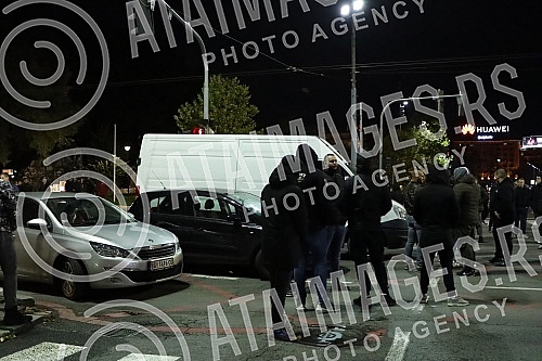 Several right-wing organizations organized a rally in front of the Serbian Parliament building in support of the brothers from Kosovo and Metohija.Nekoliko desnicarskih organizacija organizovalo je ispred zgrade Skupstine Srbije skup u znak podrske