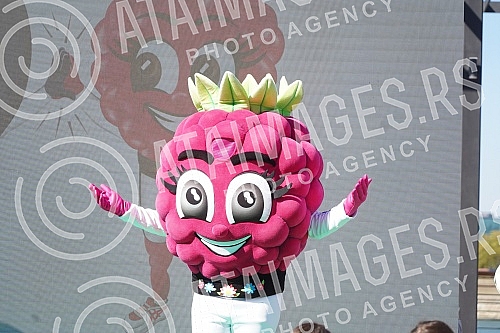 In front of the Gallery Shopping Center in Belgrade on the water, a promotion and presentation of the mascots of the World Athletics Championships was held in the Belgrade22 hall - Malina Li and Sljivan Iv.
Ispred Trznog centra Galerija na Beogradu In front of the Gallery Shopping Center in Belgrade on the water, a promotion and presentation of the mascots of the World Athletics Championships was held in the Belgrade22 hall - Malina Li and Sljivan Iv.
Ispred Trznog centra Galerija na Beogradu