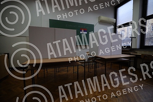 This morning, at seven o'clock, polling stations were opened for voting in the republican referendum on changing the Constitution, in the part related to justice.Jutros u sedam casova otvorena su biracka mesta za glasanje na republickom referendumu