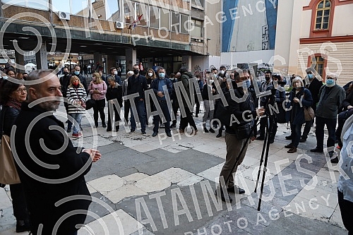 Awarding the prize to the winners of the competition THE BEST HOLE (Belgrade) of the city, which was organized by Nije Filozofski cutati, NIN, NewsNet, Marko Zvak and Ne davimo Beograd.Dodela nagrade pobednicima konkursa NAJ RUPA (Beo)grada koji su