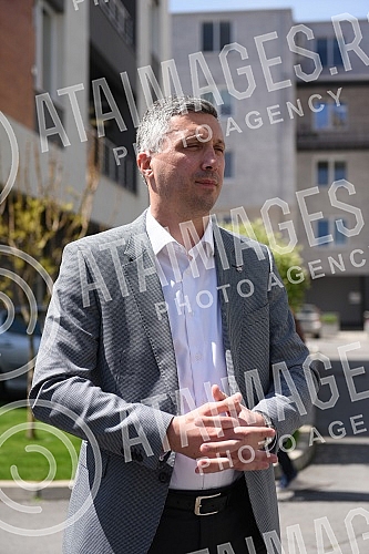 Dveri leader Bosko Obradovic and Serbian Radical Party president Vojislav Seselj leave the Third Basic Court after the hearing.Lider Dveri Bosko Obradovic i predsednik Srpske radikalne stranke Vojislav Seselj izlaze iz Treceg osnovnog suda posle ro