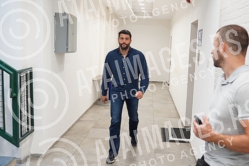 The arrival of members of the Serbian Progressive Party to the session of the Presidency, where a decision will be made on the SNS candidate for the President of the National Assembly.Dolazak clanova Srpske napredne stranke na sednicu Predsednistva