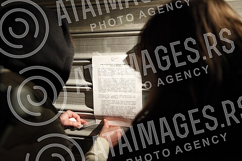 Citizens against the introduction of kovid passes gathered at the assembly, some of them walked to the RTS building, where former journalist Jasmina Stojanovic tore her press ID because of the situation and the way of writing about the crown.Gradja