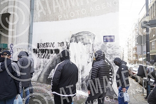 A group of young people gathered on the corner of Njegoseva and Aleksa Nenadovic and started cleaning the mural with the image of Ratko Mladic, on which a bucket of paint was thrown. Grupa mladih se okupila na uglu Njegoseve i Alekse Nenadovica i p