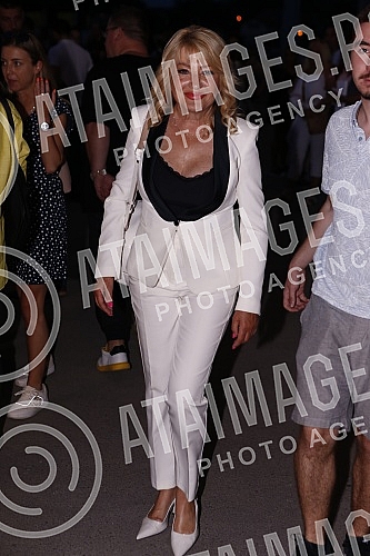 A humanitarian concert of folk and pop music to help the victims of the fire in Karaburma was held at the Karaburma Shopping Center.Humanitarni koncert narodne i pop muzike za pomoc nastradalima u pozaru na Karaburmi odrzan je u Shoping centru Kara