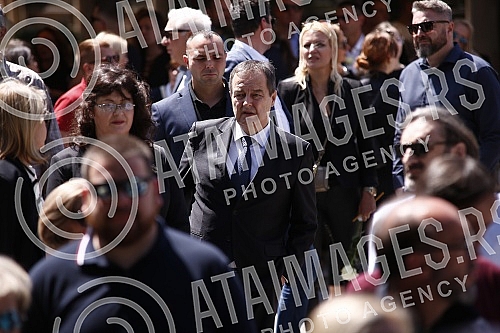 Veselin Vesa Simonovic, director and editor-in-chief of the Nova.rs portal, will be buried in the Alley of Merited Citizens at the New Cemetery in Belgrade, the family received condolences at 1:30 p.m., and the funeral service began at 2 p.m.
Veseli Veselin Vesa Simonovic, director and editor-in-chief of the Nova.rs portal, will be buried in the Alley of Merited Citizens at the New Cemetery in Belgrade, the family received condolences at 1:30 p.m., and the funeral service began at 2 p.m.
Veseli