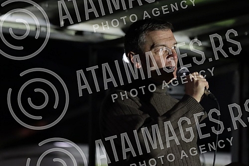 Several organizations and political parties called on citizens to gather in Belgrade's Republic Square, where those arrested and beaten during a peaceful protest and representatives of the organizers involved in the blockade will address those gather