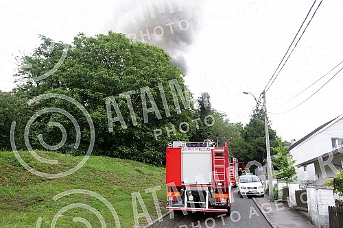 Fire in a private house in Ilije Djuricica Street in Belgrade's Zarkovo neighborhood, Cukarica municipality.Pozar u privatnoj kuci u ulici Ilije Djuricica u beogradskom naselju Zarkovo, opstina Cukarica.
