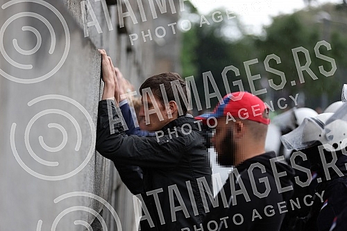 The police blocked the opponents of Europride in the central city streets, and some of them were detained.Policija je blokirala protivnike Europrajda u centralnim gradskim ulicama, a neki od njih su i privedeni.