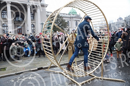 Street artist and architect Andrej Josifovski, better known as the Pianist, set up a new, unusual installation in front of the National Assembly of Serbia as part of the 