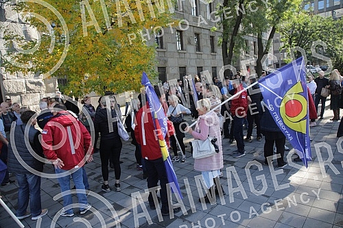 On the plateau in front of the main entrance to JP Posta Serbia, a protest was held by the unions Sloga, Solidarnost and the Independent Union of Postal Workers, who are demanding an increase in wages.
Na platou ispred glavnog ulaza u JP Posta Srbij On the plateau in front of the main entrance to JP Posta Serbia, a protest was held by the unions Sloga, Solidarnost and the Independent Union of Postal Workers, who are demanding an increase in wages.
Na platou ispred glavnog ulaza u JP Posta Srbij