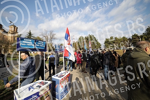 In Tasmajdan Park, People's Party President Vuk Jeremic issued a statement regarding criminal charges against Serbian Prime Minister Ana Brnabic and Ministers Zorana Mihajlovic and Irena Vujovic in connection with plans to open a Rio Tinto lithium mi