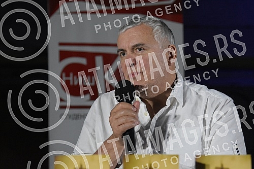 Singer Zoran Predin held a promotion of the book - Mongolian stains in the courtyard of the University and then a songwriting concert.Pevac Zoran Predin odrzao je promociju knjige - Mongolske mrlje u dvoristu Univerziteta a zatim i kantautorski konc