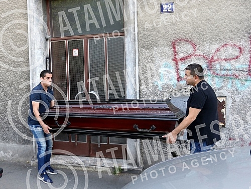 Sinan Sakic, a premature singer, was taken to Loznica from a flat in Belgrade.Preminulog pevaca Sinana Sakica odvoze za Loznicu iz stana u Beogradu