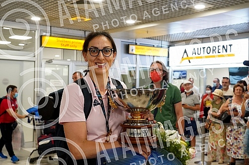 Serbian basketball players, who became European champions last night, arrived today on a charter flight from Valencia to Belgrade, and were greeted at the airport by slaves and fans. Kosarkasice Srbije, koje su sinoc postale sampionke Evrope, stigl