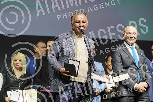 In the big hall of the Kombank hall, after a two-year break, the traditional SEMUS awards ceremony was organized for the most prominent pop and music artists in Serbia.U velikoj sali Kombank dvorane, posle dve godine pauze organizovana je tradicion
