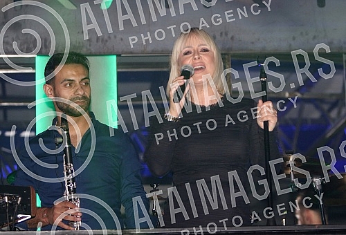 Performance of Sladja Allegro (Sladjana Dragas) held on raft Kartel.Nastup Sladje Allegro na splavu Kartel.