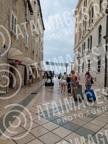 Start of the working week without big crowds in the center of Split in the early morning hours.Pocetak radne nedelje bez velikih guzvi u centru Splita u ranim jutarnjim casovima.