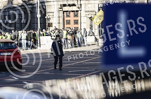 Protest of employees in auto-schools who are demanding the abolition of the provision on re-placement of licenses for instructors, lecturers and examiners.Protest zaposlenih u auto-skolama koji traze ukidanje odredbe o ponovnom polaganju licence za 