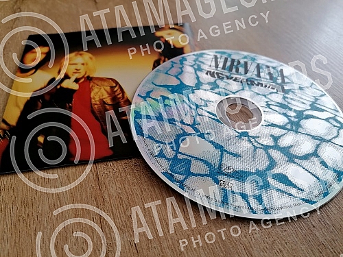 Cover and CD Nevermind, the second studio album of the American music group Nirvana, released on September 24, 1991 by Geffen Records.Omot i CD-a Nevermind, drugog studijskog albuma americke muzicke grupe Nirvana, objavljenog 24. septembra 1991. u