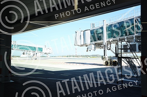 At the Nikola Tesla Airport, on the occasion of the opening of the newly built part of the passenger terminal, the General Manager of Belgrade Airport, Francois Berisot, addressed the audience. Na aerodromu Nikola Tesla povodom otvaranja novoizgrad